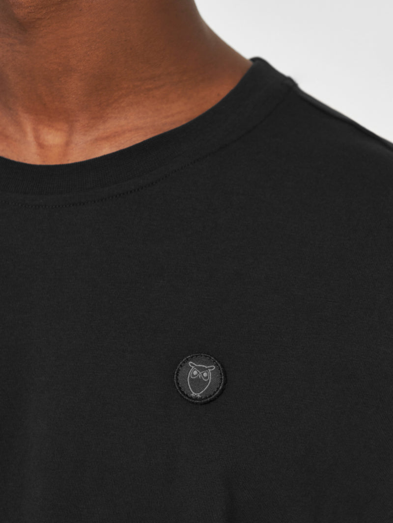 KnowledgeCotton Apparel - MEN Regular fit Badge t-shirt T-shirts 1300 Black Jet